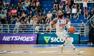 David Jackson, do Sesi Franca, conduz a bola em partida do NBB contra a Unifacisa