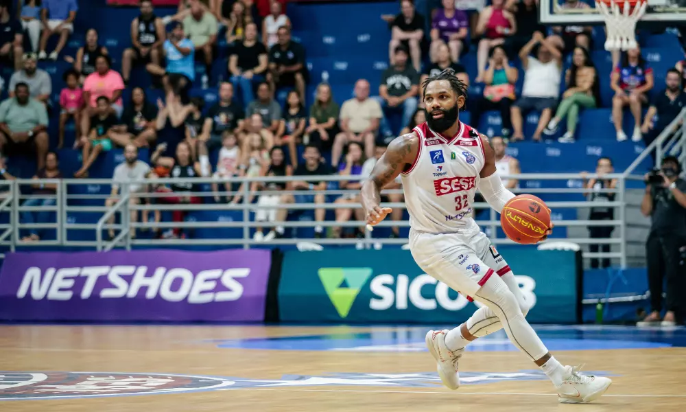 David Jackson, do Sesi Franca, conduz a bola em partida do NBB contra a Unifacisa