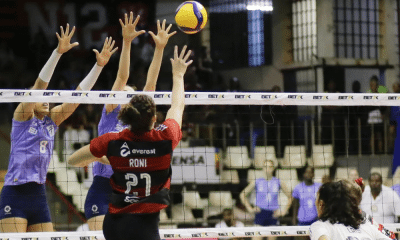 Roni, do Sesc Flamengo, ataca contra o bloqueio de Barueri em jogo da Superliga Feminina