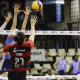 Roni, do Sesc Flamengo, ataca contra o bloqueio de Barueri em jogo da Superliga Feminina