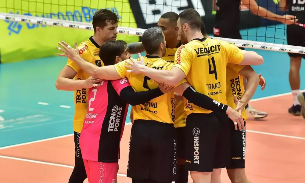 Jogadores do Vedacit Guarulhos comemoram ponto sobre o Vôlei Renata na Superliga Masculina