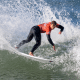 Leo Casal faz manobra em ondano Mundial Júnior da WSL