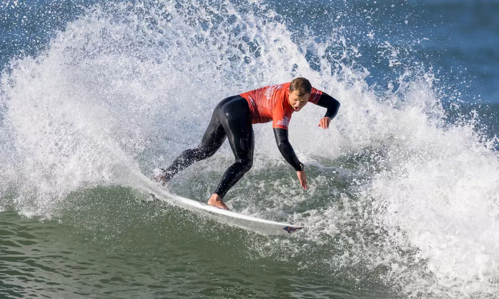 Leo Casal faz manobra em ondano Mundial Júnior da WSL