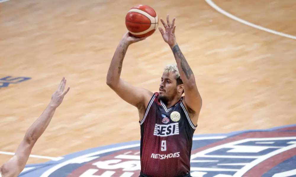 Lucas Dias, do Sesi Franca, faz arremesso no jogo contra o Paulistano no segundo turno do NBB Unifacisa BCLA