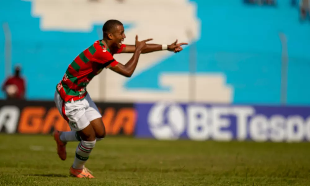 Jogador da Portuguesa comemora gol na copinha. Equipe enfrenta o Cruzeiro