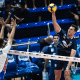Jogador do Minas ataca sobre o bloqueio do vôlei renata em jogo da Superliga valendo vaga na Copa Brasil de vôlei masculino