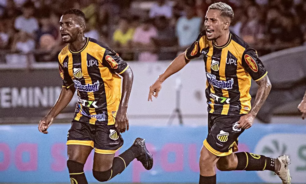 Jogadores do Novorizontino comemoram gol sobre o São Paulo na Copinha