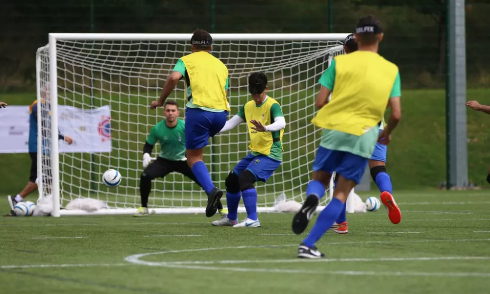 Jonatan finaliza contra o gol defendido por Luan durante treinamento, diante da marcação de Tiago Paraná, que está logo à sua frente. Foto Renan Cacioli CBDV