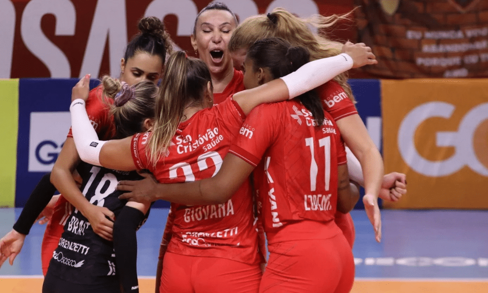 Jogadoras do Osasco comemoram vitória sobre o Bluvôlei na Superliga Feminina de vôlei. Equipe enfrenta Barueri