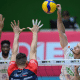 Vaccari, do Sada Cruzeiro, ataca contra o bloqueio do Apan Blumenau em jogo da Superliga Masculina de vôlei