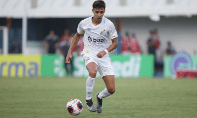 Jogador do Santos conduz a bola em jogo da Copinha contra o Água Santa