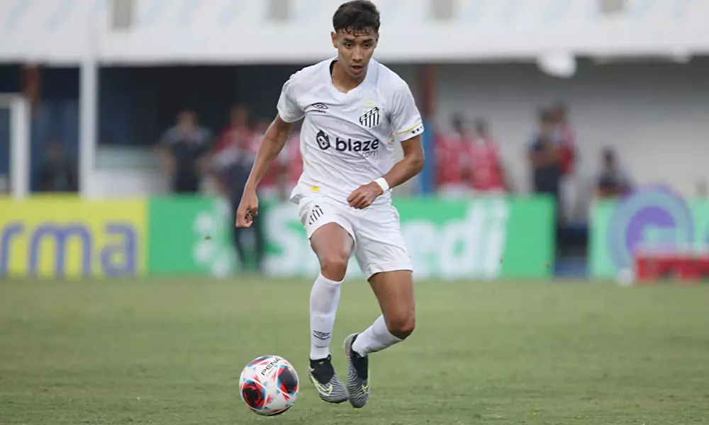 Jogador do Santos conduz a bola em jogo da Copinha contra o Água Santa