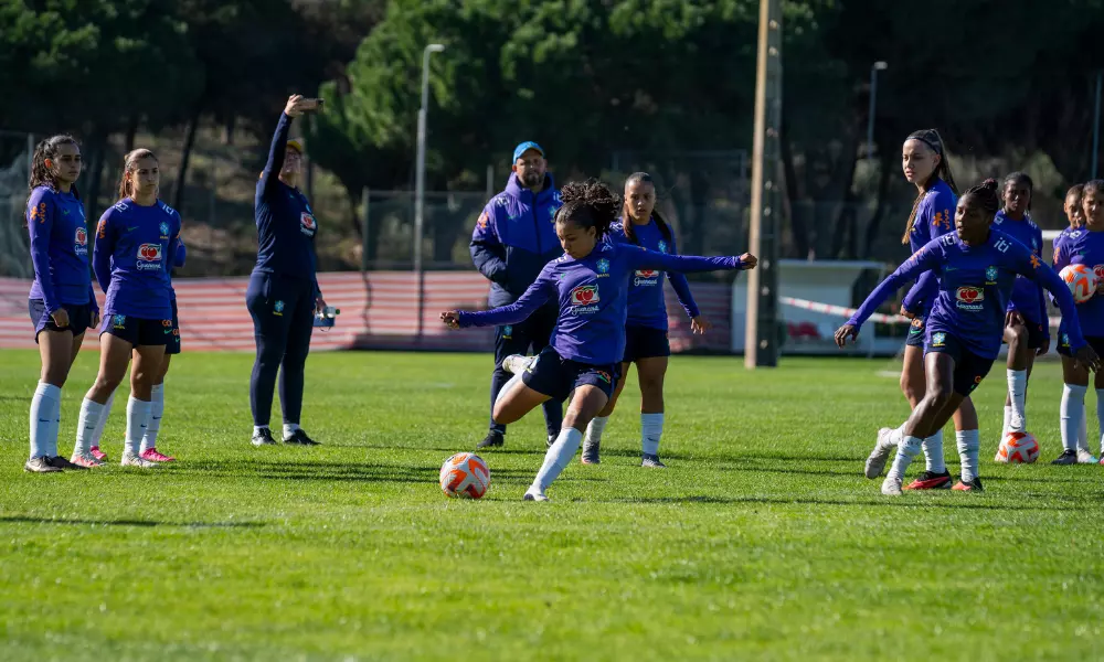 Seleção brasileira sub-17 em treinamento no futebol feminino