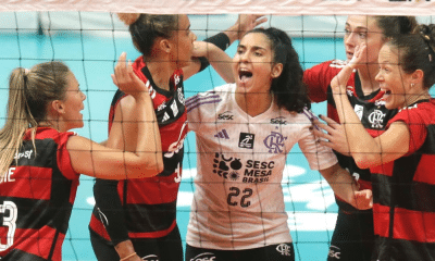 Jogadoras do Sesc Flamengo comemoram vitória na Superliga Feminina de vôlei sobre o Maringá