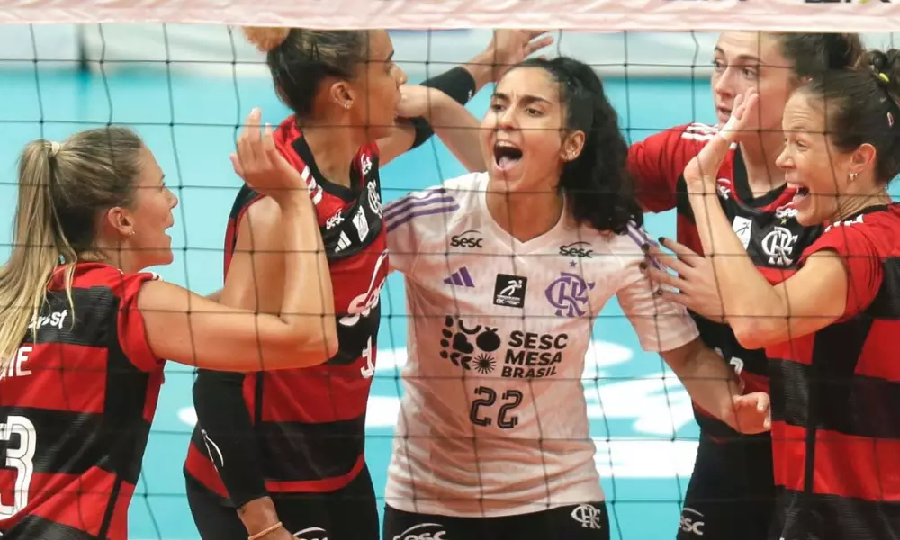 Jogadoras do Sesc Flamengo comemoram vitória na Superliga Feminina de vôlei sobre o Maringá