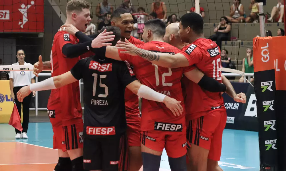 Jogadores do Sesi comemoram ponto contra o Minas em jogo da Superliga Masculina de vôlei