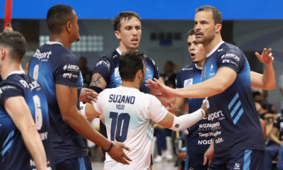 Jogadores do Suzano comemoram ponto contra Joinville na Superliga Masculina