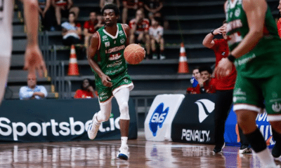 Jogador do União Corinthians conduz a bola em jogo contra o Caxias do Sul no NBB