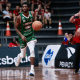 Jogador do União Corinthians conduz a bola em jogo contra o Caxias do Sul no NBB