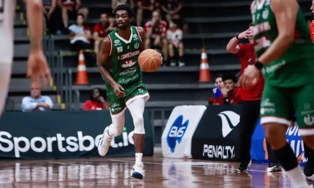 Jogador do União Corinthians conduz a bola em jogo contra o Caxias do Sul no NBB
