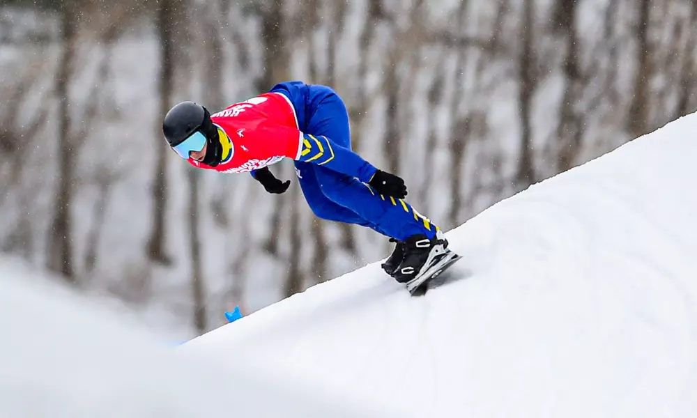 Zion Bethonico desce de prancha na neve em Gangwon-2024
