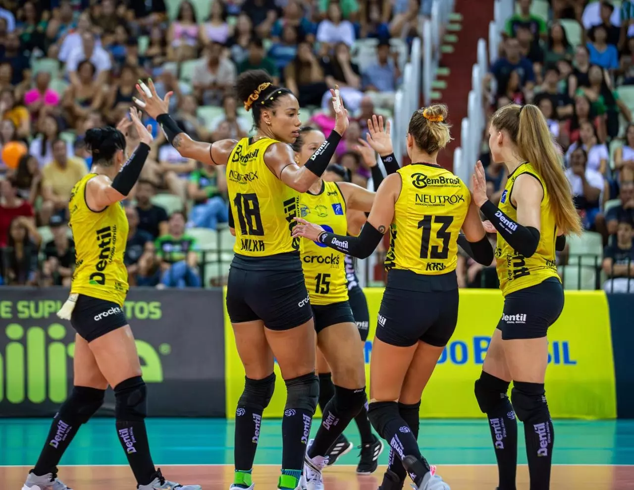 Jogadoras do Praia Clube comemoram ponto contra o Barueri na Superliga Feminina