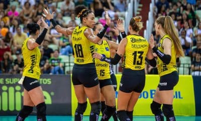 Jogadoras do Praia Clube comemoram ponto contra o Barueri na Superliga Feminina