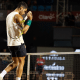 Carlos Alcaraz está cabisbaixo e indo para rede declarar sua desistência da partida contra Thiago Monteiro no Rio Open