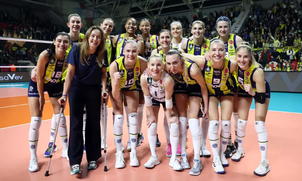 Equipe do Fenerbahçe após classificação na Champions League de vôlei feminino (Reprodução/Twitter/@FBvoleybol)