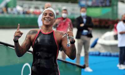 Ana Marcela Cunha ergue os braços em comemoração por medalha nos 5km do Mundial de Esportes Aquáticos de Doha - Viviane Jungblut