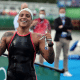 Ana Marcela Cunha ergue os braços em comemoração por medalha nos 5km do Mundial de Esportes Aquáticos de Doha - Viviane Jungblut