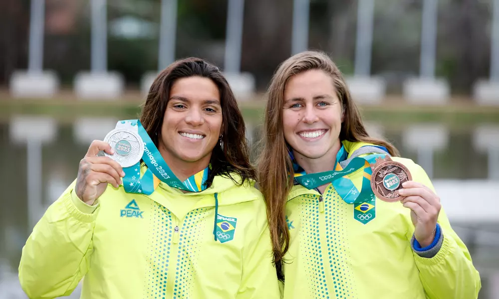 Ana Marcela Cunha e Viviane Jungblut com a medalha dos Jogos Pan-Americanos de Santiago-2023; elas foram bem no Mundial e estarão juntas em Paris-2024