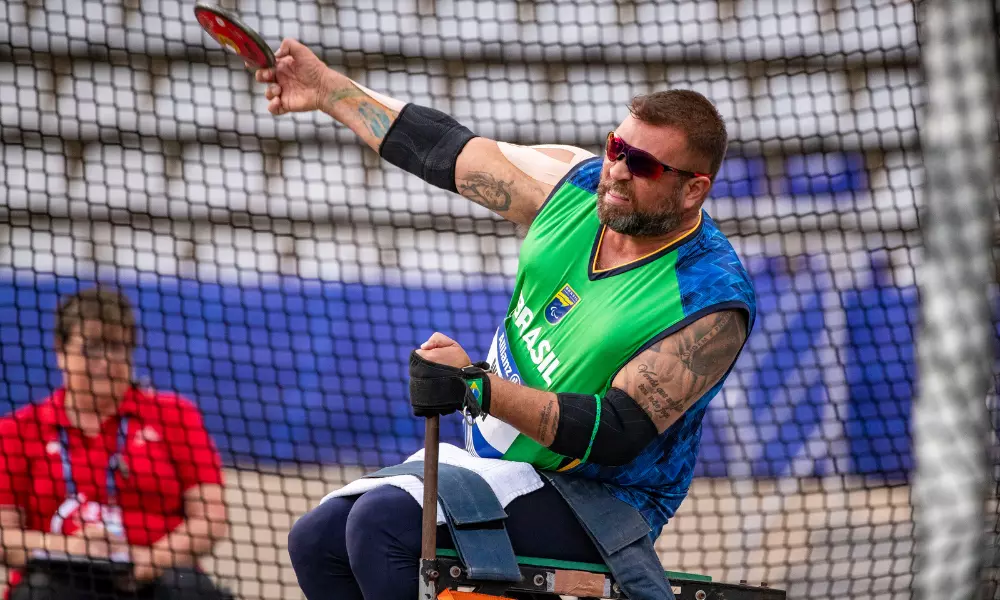 André Rocha no lançamento de disco do Grand Prix de atletismo paralímpico de Dubai