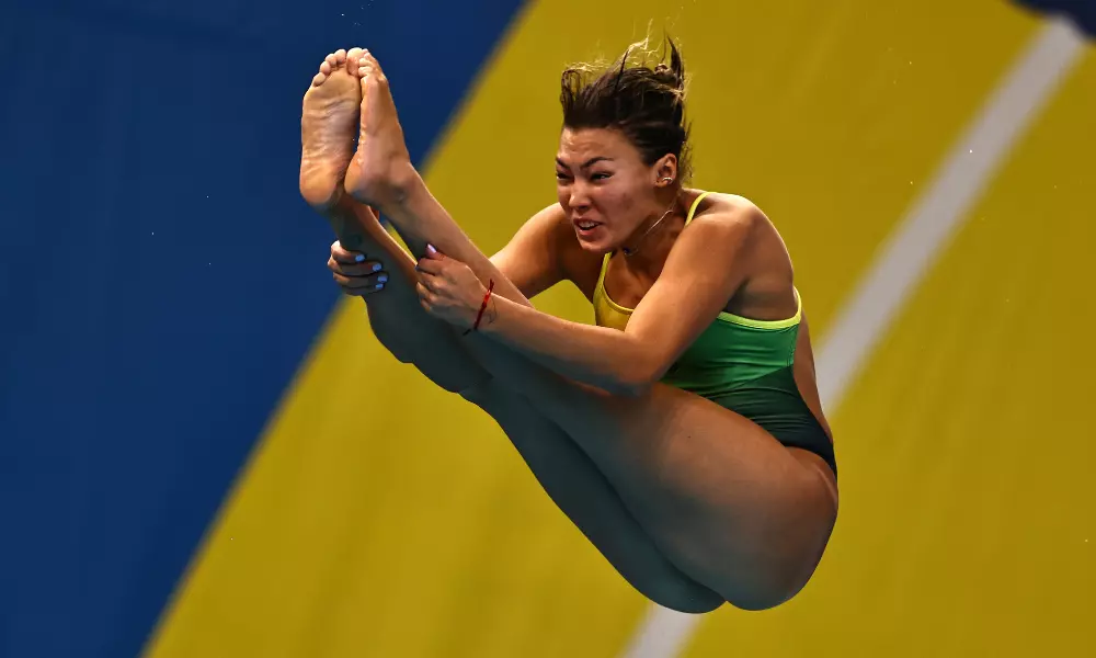 Anna Lúcia dos Saltos faz salto grupado no trampolim 1m do Mundial de Esportes Aquáticos de Doha; ela e Luana Lira