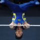Arthur Nory em ação na barra fixa; ele vai competir nos Jogos Olímpicos Paris-2024