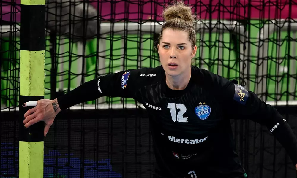 Na imagem, Babi Arenhart atenta para defender no gol do Krim Mercator.
