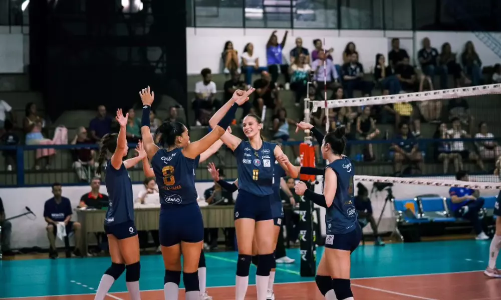 Jogadoras do Barueri vibram com ponto em partida contra o Minas pela Superliga Feminina de vôlei