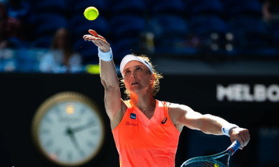 Bia Haddad sacando; ela jogará com Magda Linette no WTA 500 de Abu Dhabi; saiba onde assistir ao vivo