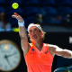 Bia Haddad sacando; ela jogará com Magda Linette no WTA 500 de Abu Dhabi; saiba onde assistir ao vivo