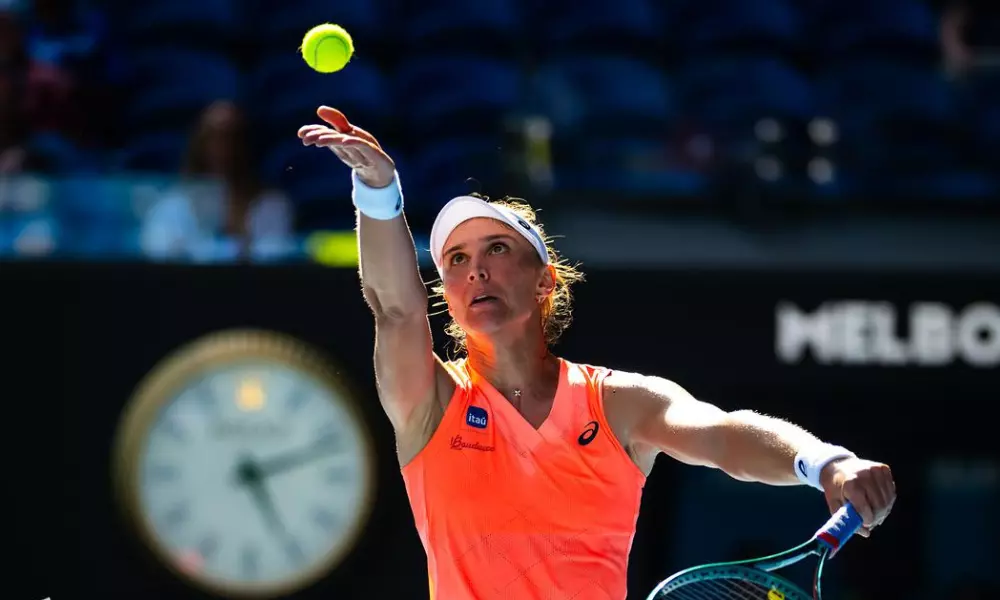 Bia Haddad sacando; ela jogará com Magda Linette no WTA 500 de Abu Dhabi; saiba onde assistir ao vivo