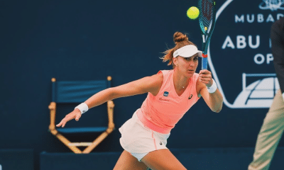 Bia Haddad rebate bolinha no WTA 500 de Abu Dhabi. Ela enfrentará Ons Jabeur nas quartas de final