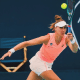 Bia Haddad rebate bolinha no WTA 500 de Abu Dhabi. Ela enfrentará Ons Jabeur nas quartas de final