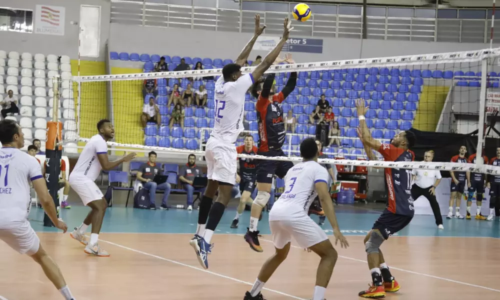 Jogador do Blumenau levanta bola em jogada de ataque contra o Minas no jogo válido pela Superliga Masculina de vôlei