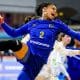 Na imagem, Bruna de Paula, uma das convocadas do Brasil, arremessando a bola.