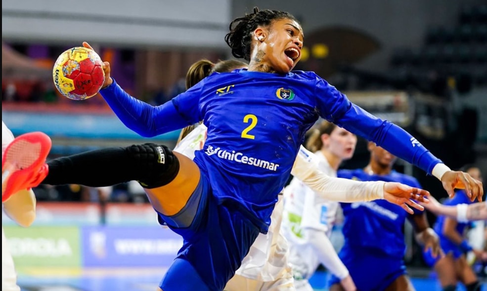 Na imagem, Bruna de Paula, uma das convocadas do Brasil, arremessando a bola.