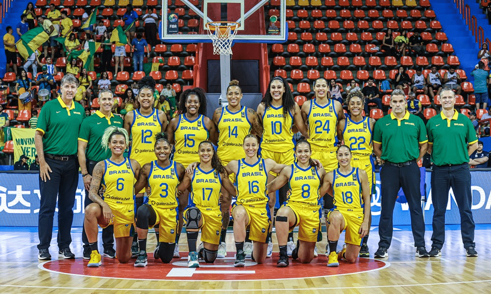 Foto da Seleção Brasileira antes de estreia no Pré-Olímpico de basquete feminino