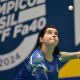 Bruna Alexandre joga bolinha para cima e prepara para sacar no Aberto Paralímpico do Brasil de tênis de mesa