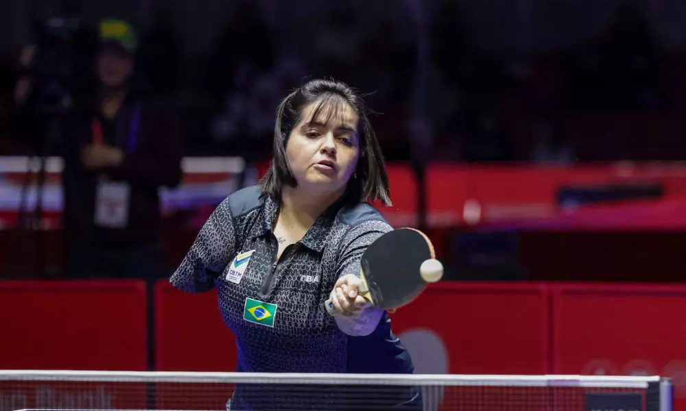 Bruna Alexandre em ação no Mundial por equipes de tênis de mesa