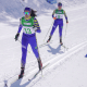 Julia Reis e Mariana Silva do Brasil competem no revezamento do esqui cross-country