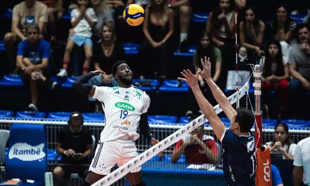 Miguel Lopes ataca pela saída de rede em partida do Sada Cruzeiro x Minas pela Superliga Masculina de vôlei
